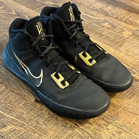 Kyrie Irving Flytrap 4 black and gold basketball shoes Men’s Size 8.5 - Picture 3 of 12